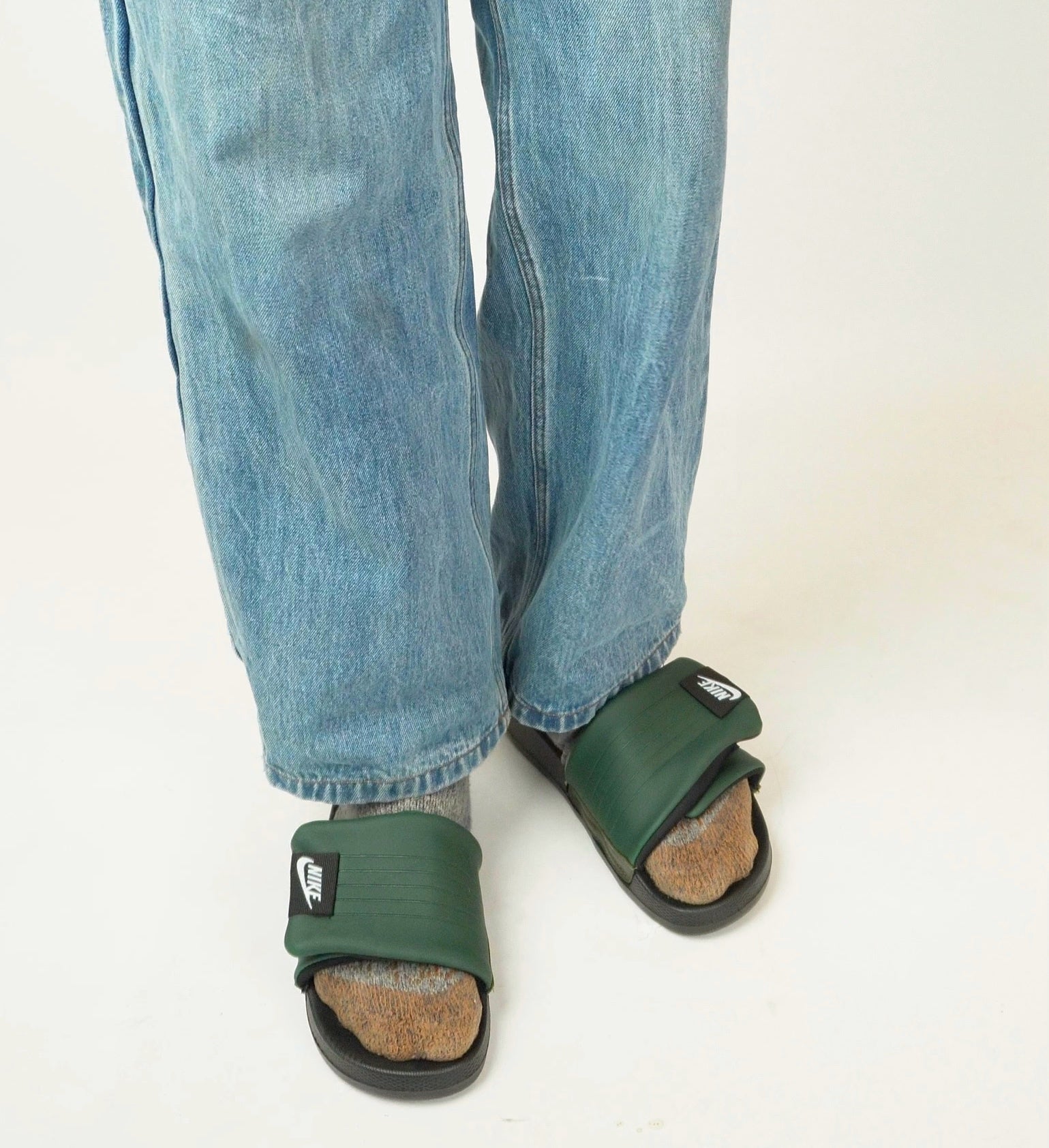 LIVV NIKE OFFSET SLIDES